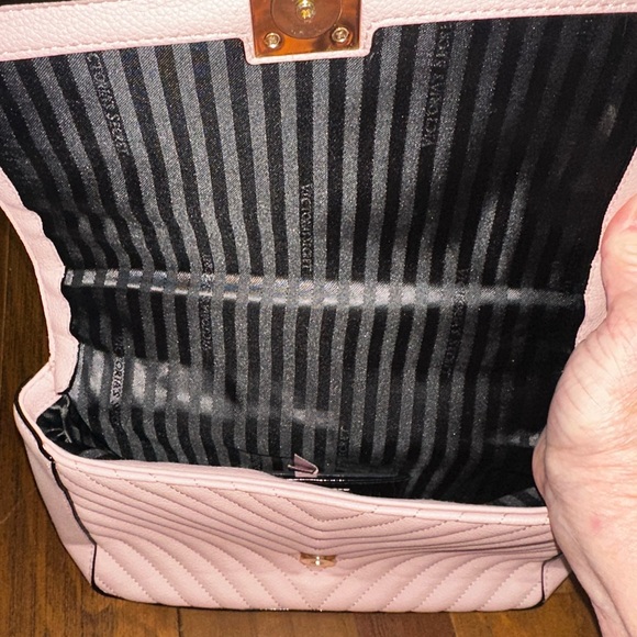 Victoria Secret purse has thick gold chain shoulder strap, magnetic snap pinkish